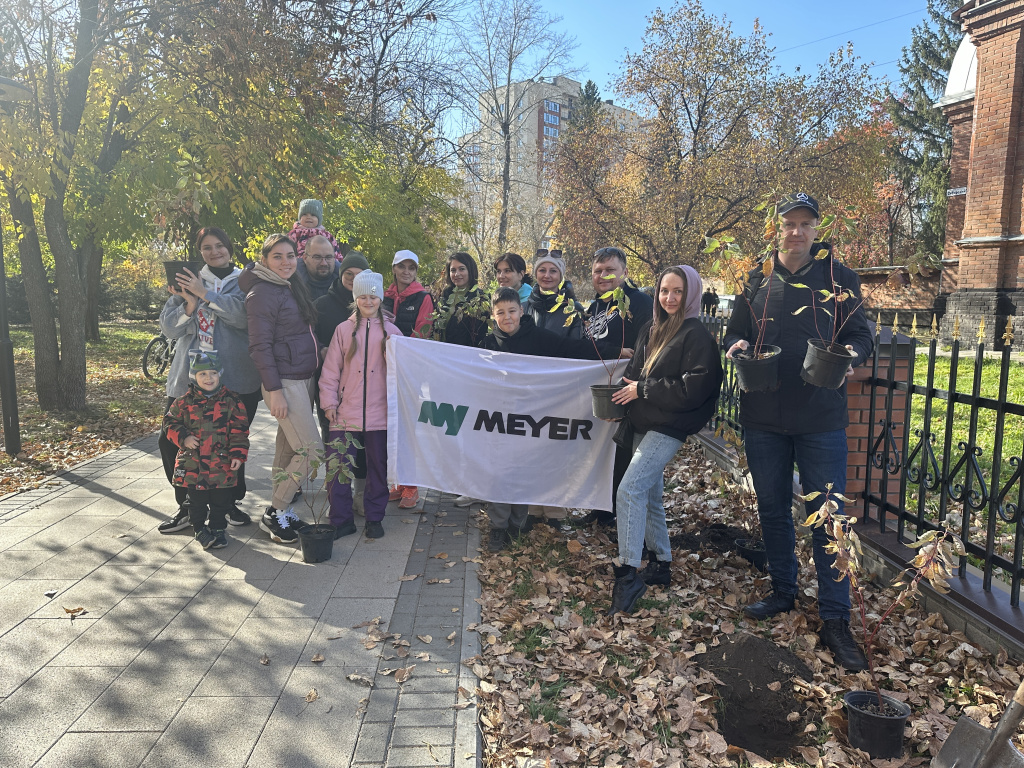 Команда «Руспром Мeyer» озеленяет Изумрудный парк!